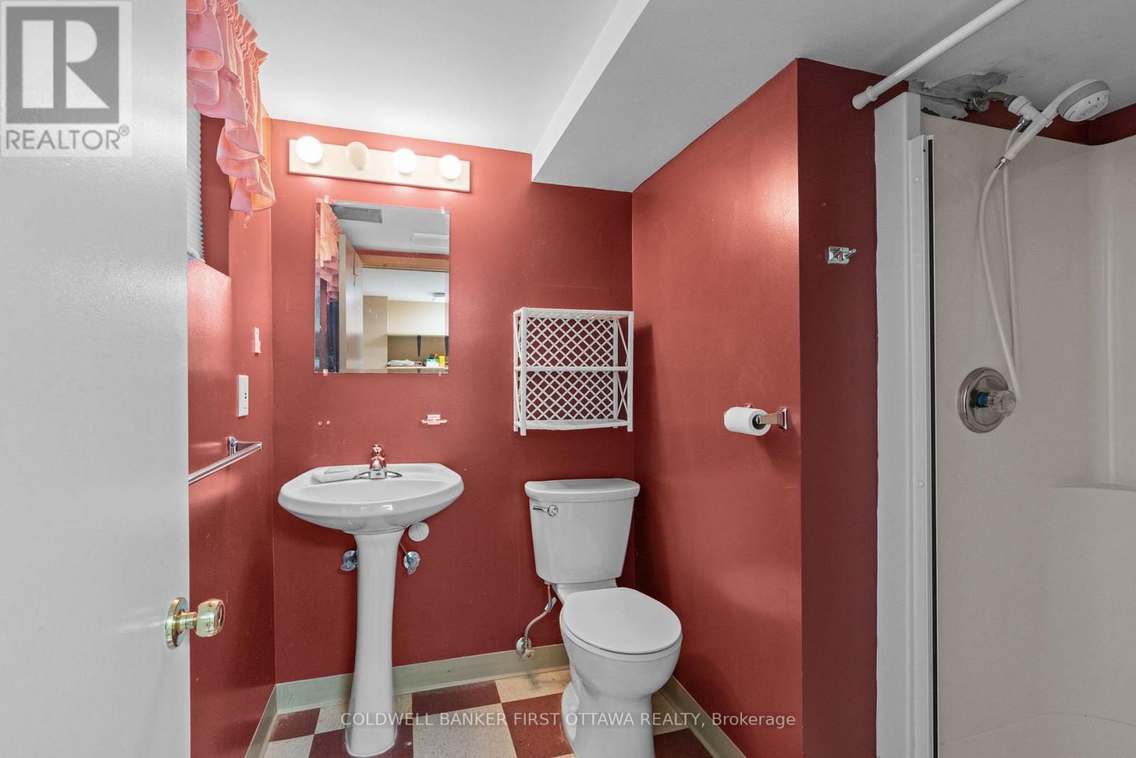 1914 Norwood Avenue, Ottawa, ON - Indoor Photo Showing Bathroom