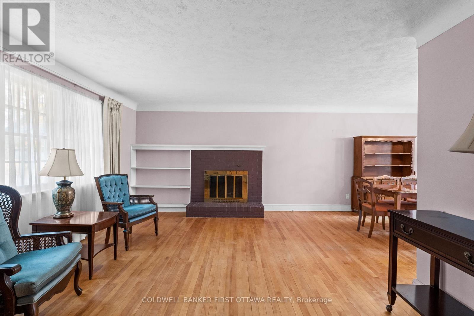 1914 Norwood Avenue, Ottawa, ON - Indoor With Fireplace