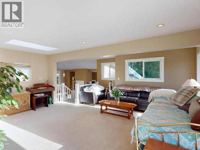 3004 Pebble Beach Road, Powell River, BC - Indoor Photo Showing Living Room
