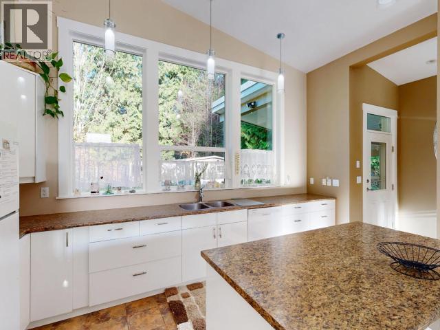 3004 Pebble Beach Road, Powell River, BC - Indoor Photo Showing Kitchen With Double Sink