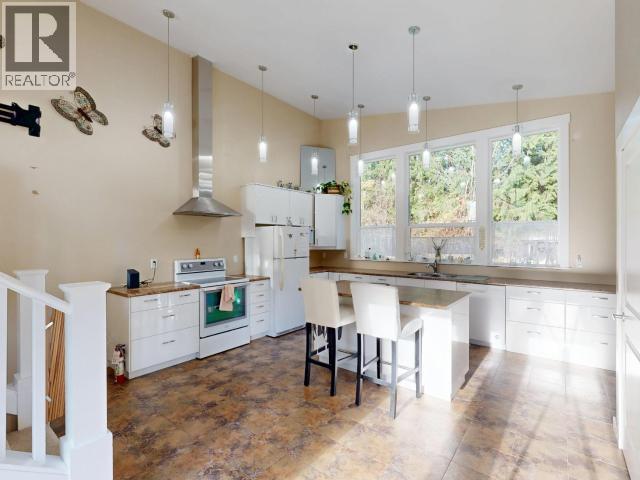 3004 Pebble Beach Road, Powell River, BC - Indoor Photo Showing Kitchen With Upgraded Kitchen