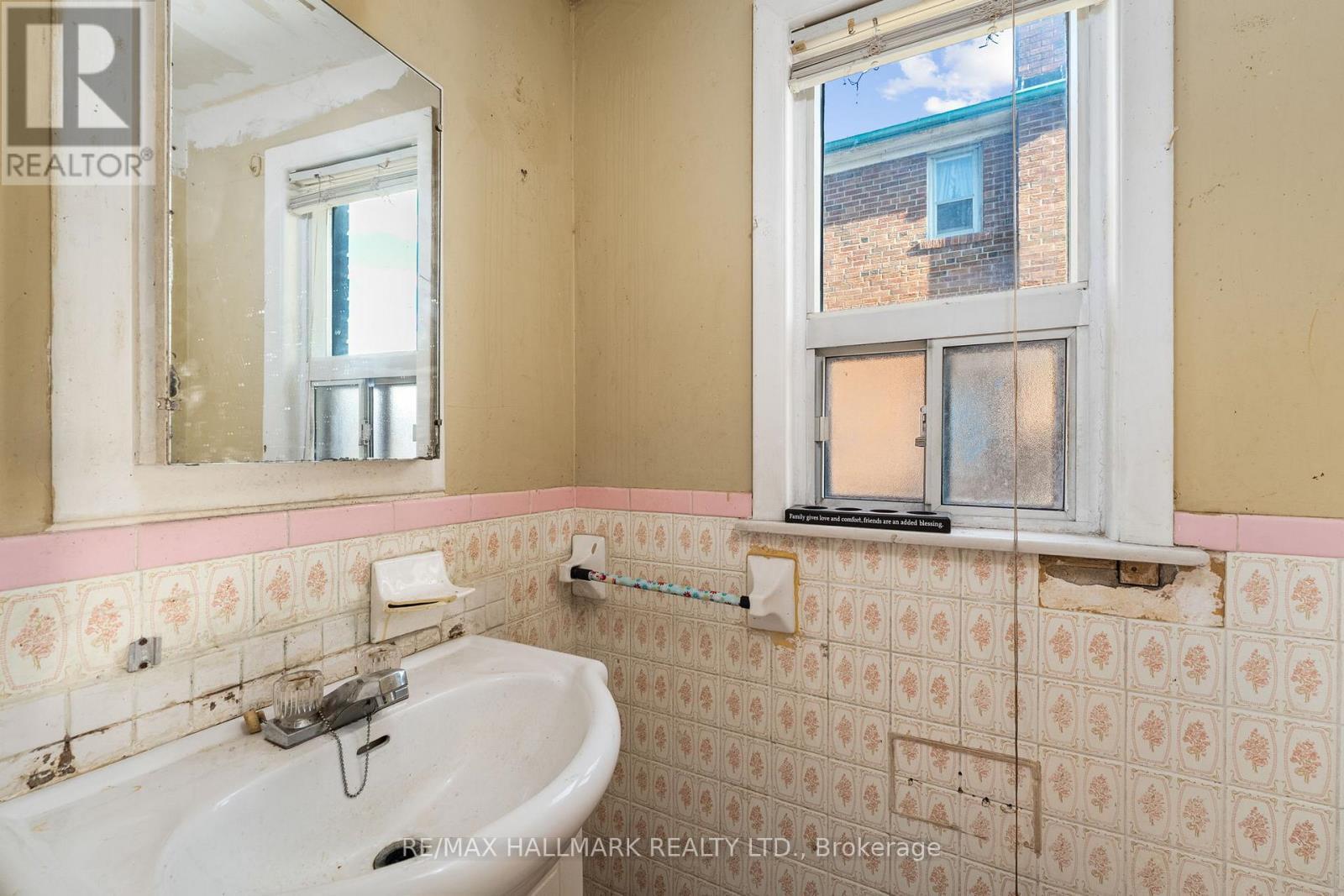 25 Falstaff Avenue, Toronto, ON - Indoor Photo Showing Bathroom