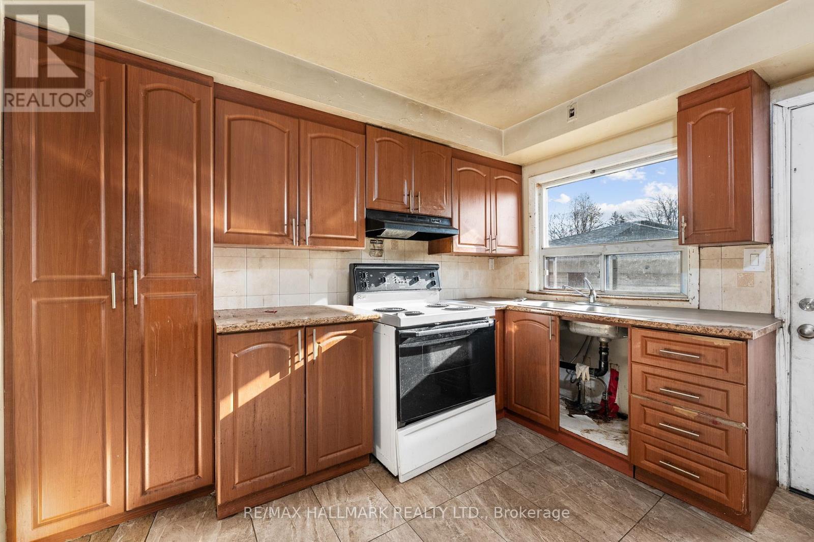 25 Falstaff Avenue, Toronto, ON - Indoor Photo Showing Kitchen