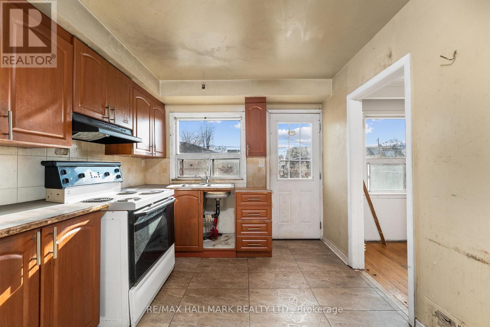 25 Falstaff Avenue, Toronto, ON - Indoor Photo Showing Kitchen With Double Sink