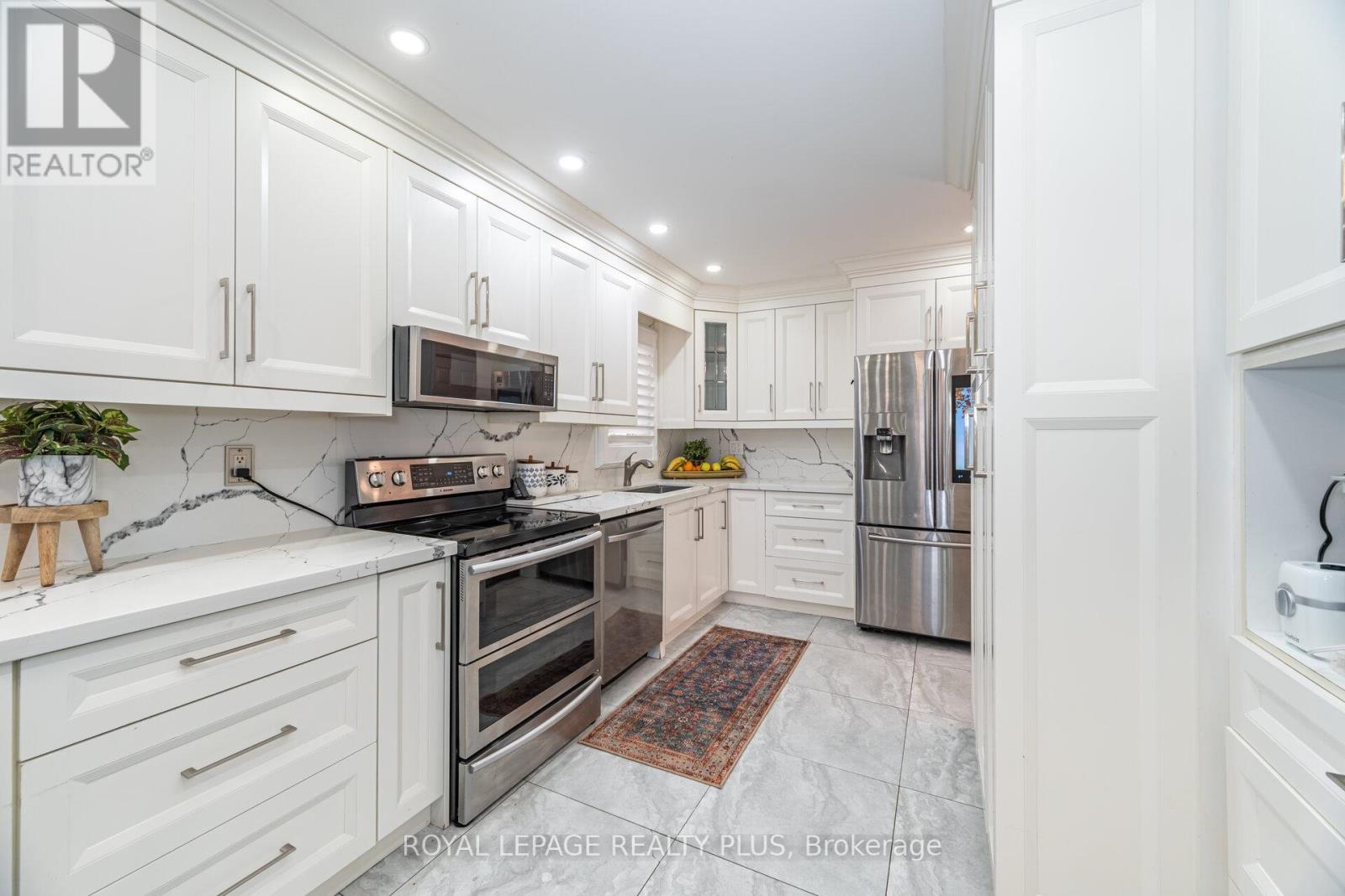 4635 Regents Terrace, Mississauga, ON - Indoor Photo Showing Kitchen With Upgraded Kitchen