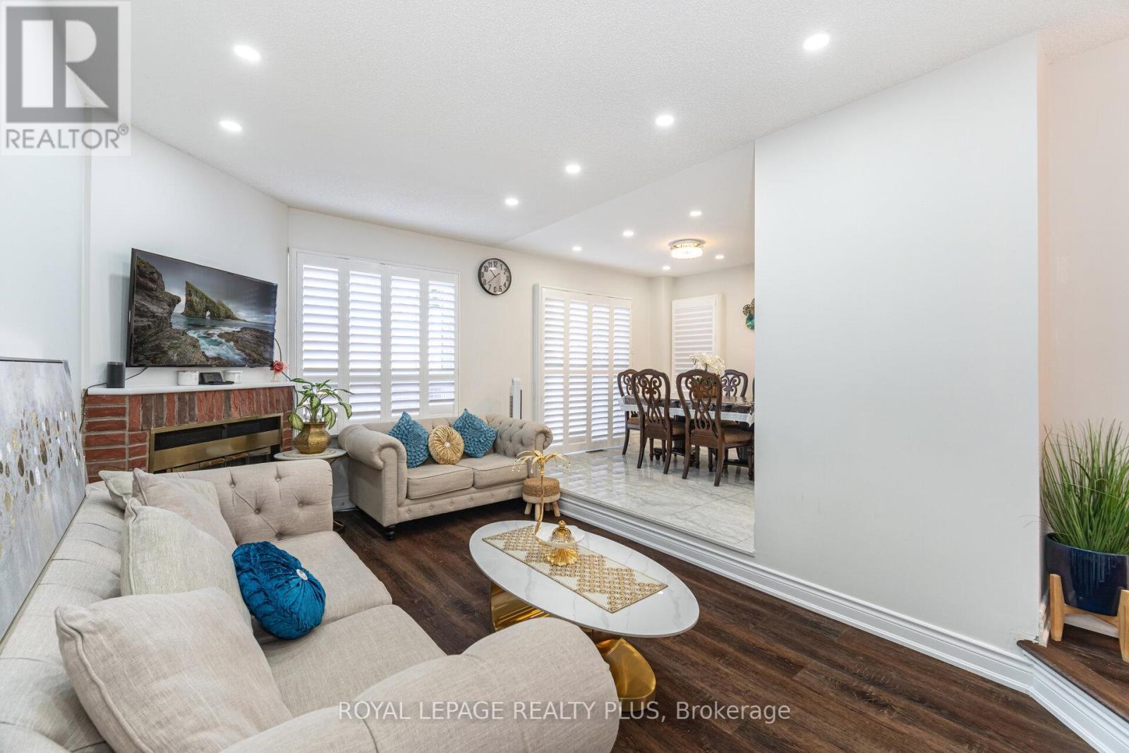 4635 Regents Terrace, Mississauga, ON - Indoor Photo Showing Living Room