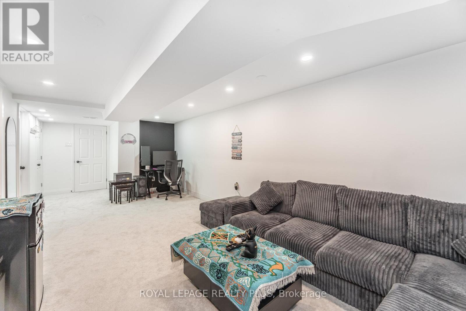 4635 Regents Terrace, Mississauga, ON - Indoor Photo Showing Living Room