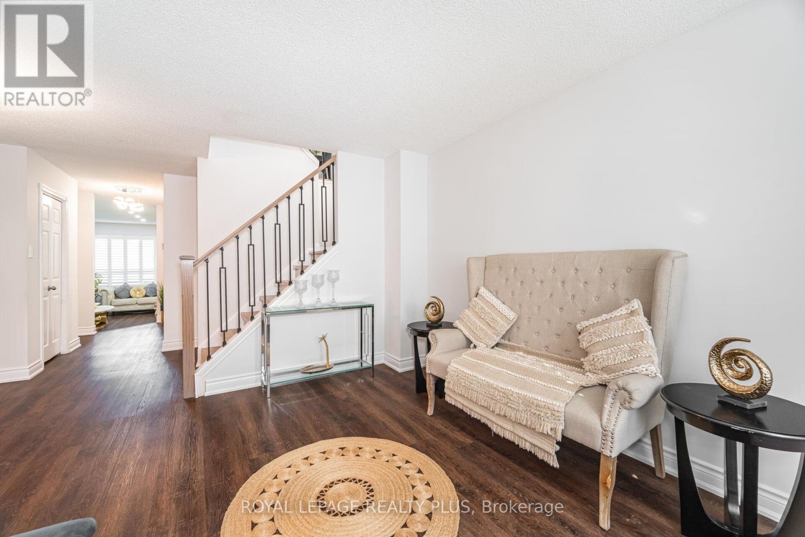 4635 Regents Terrace, Mississauga, ON - Indoor Photo Showing Living Room