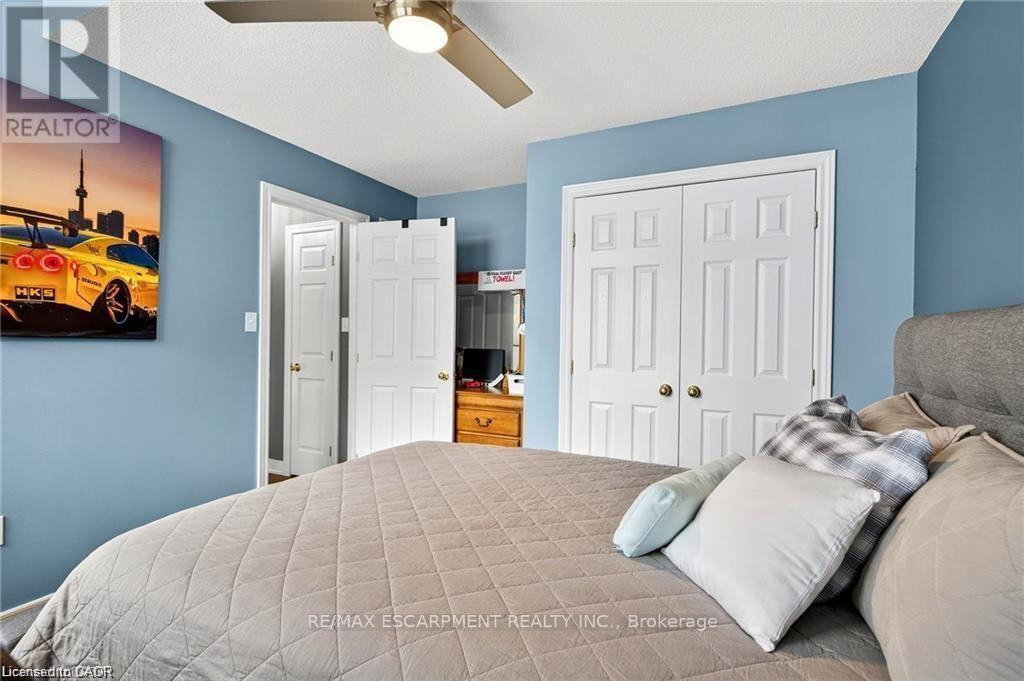 Bedroom 1 - 39 Wilbur Drive, Hamilton, ON - Indoor Photo Showing Bedroom