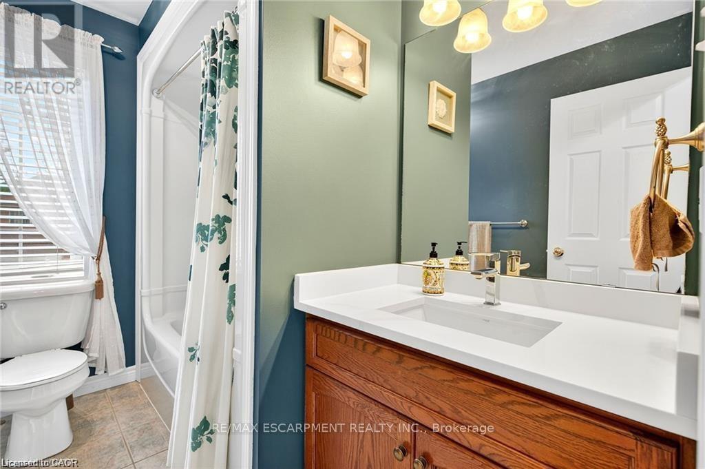 4 piece bath on the 2nd floor - 39 Wilbur Drive, Hamilton, ON - Indoor Photo Showing Bathroom