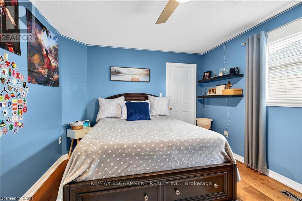 Bedroom 2 - 39 Wilbur Drive, Hamilton, ON - Indoor Photo Showing Bedroom