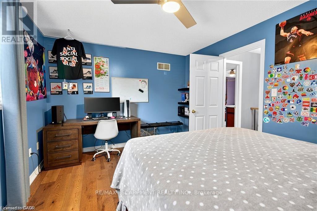 Bedroom 2 - 39 Wilbur Drive, Hamilton, ON - Indoor Photo Showing Bedroom