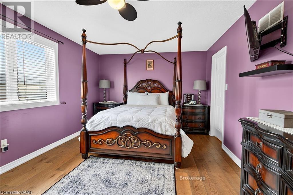 Primary bedroom w/ensuite bath and walk in closet - 39 Wilbur Drive, Hamilton, ON - Indoor Photo Showing Bedroom