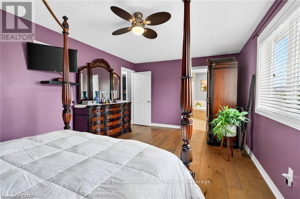 Primary bedroom w/ensuite bath and walk in closet - 39 Wilbur Drive, Hamilton, ON - Indoor Photo Showing Bedroom