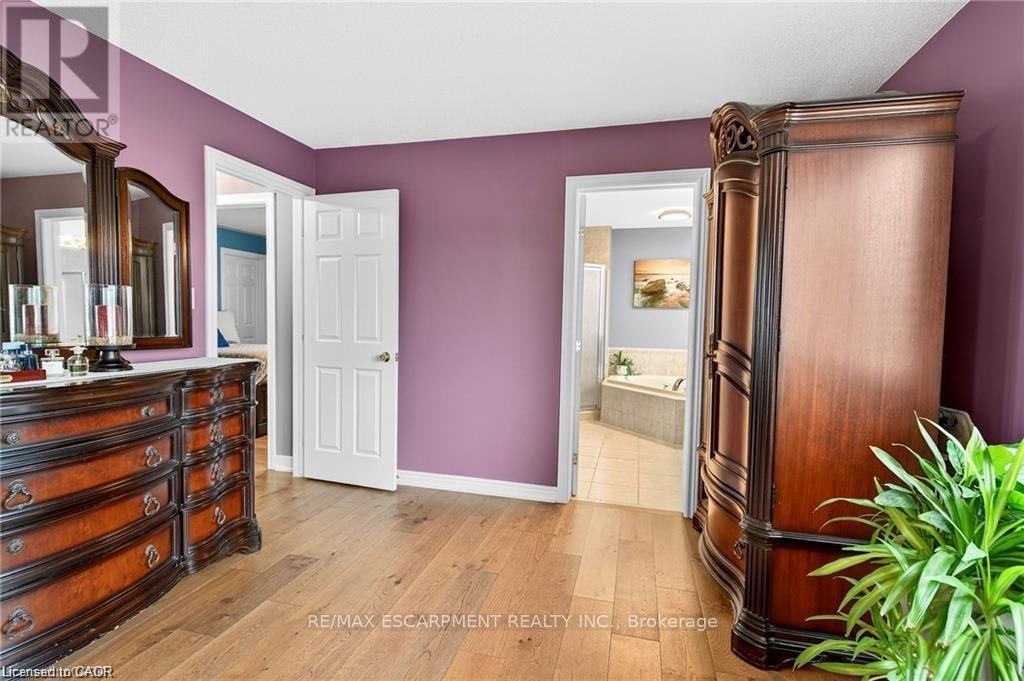 Primary bedroom w/ensuite bath and walk in closet - 39 Wilbur Drive, Hamilton, ON - Indoor