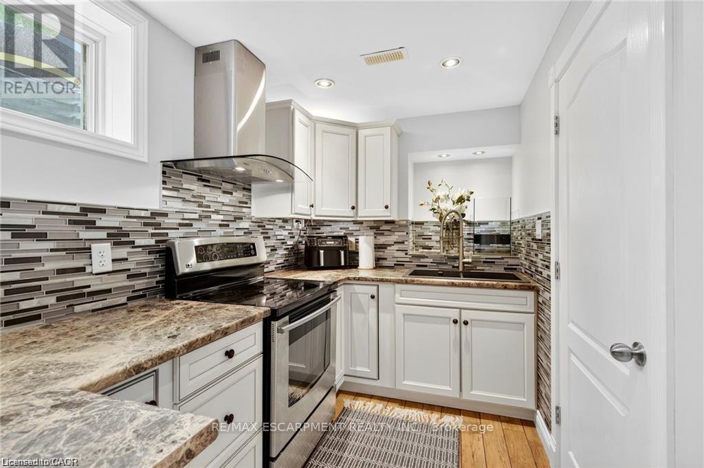 2nd kitchen with full size stove - 39 Wilbur Drive, Hamilton, ON - Indoor Photo Showing Kitchen With Upgraded Kitchen