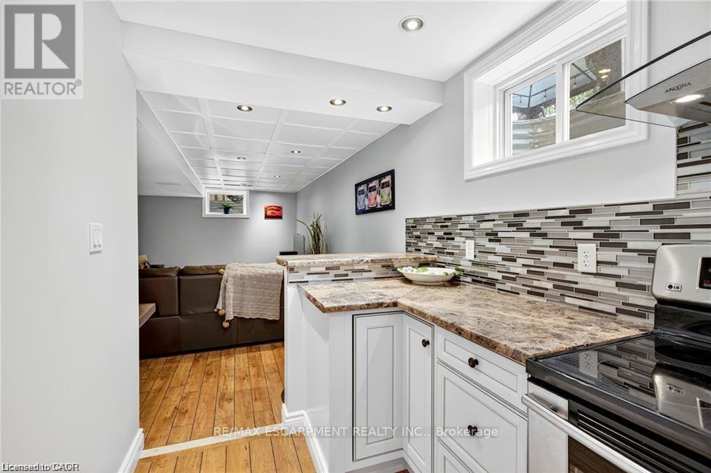 2nd kitchen with full size stove - 39 Wilbur Drive, Hamilton, ON - Indoor Photo Showing Kitchen