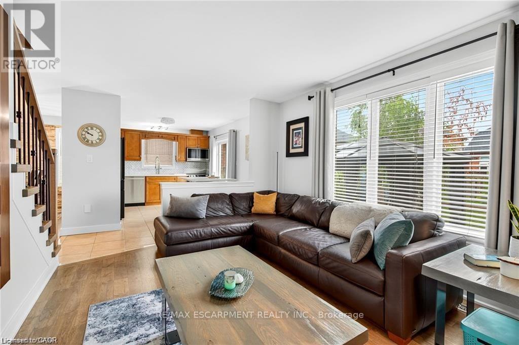 Open concept main floor with view to kitchen - 39 Wilbur Drive, Hamilton, ON - Indoor Photo Showing Living Room