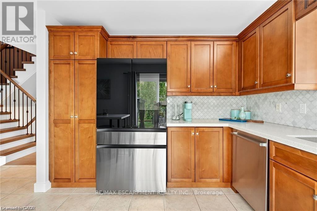 Modern kit w/SS appliances & quartz counter tops - 39 Wilbur Drive, Hamilton, ON - Indoor Photo Showing Kitchen