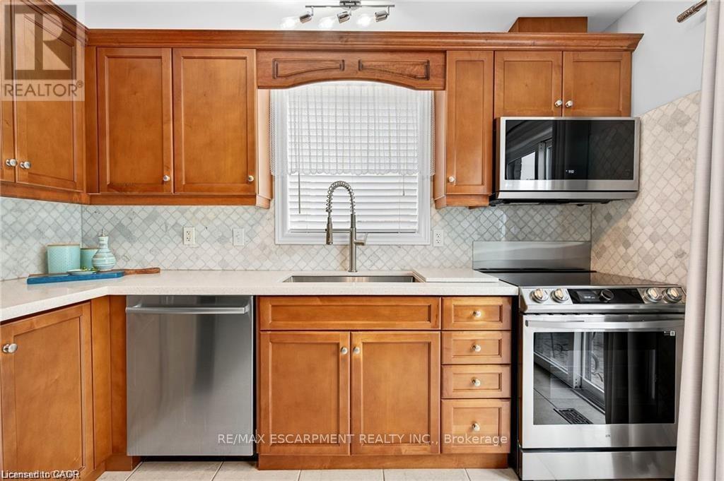 Modern kit w/SS appliances & quartz counter tops - 39 Wilbur Drive, Hamilton, ON - Indoor Photo Showing Kitchen