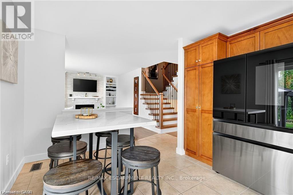 Modern kit w/SS appliances & quartz counter tops - 39 Wilbur Drive, Hamilton, ON - Indoor