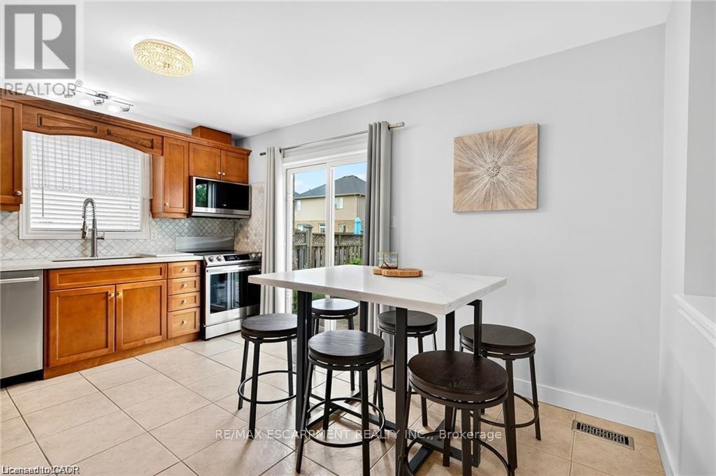 Modern kit w/SS appliances & quartz counter tops - 39 Wilbur Drive, Hamilton, ON - Indoor Photo Showing Kitchen
