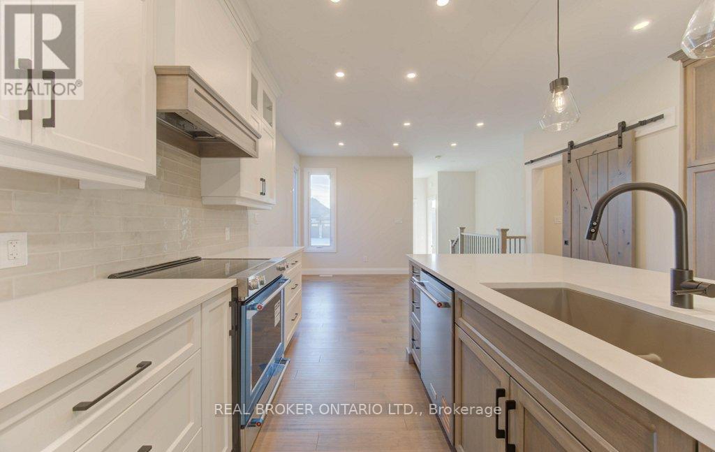 80 South Parkwood Boulevard, Woolwich, ON - Indoor Photo Showing Kitchen With Upgraded Kitchen