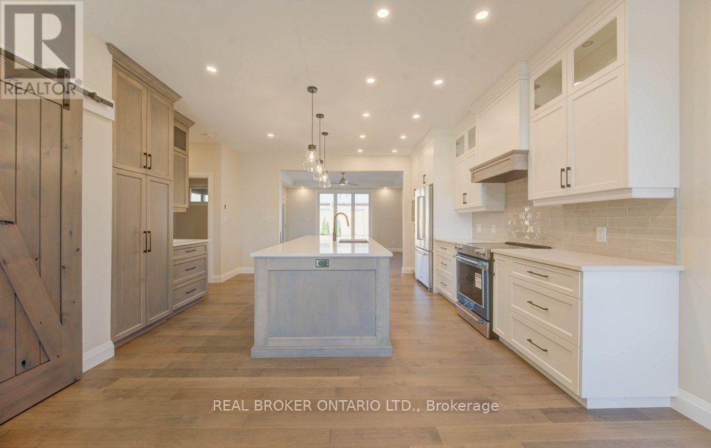 80 South Parkwood Boulevard, Woolwich, ON - Indoor Photo Showing Kitchen With Upgraded Kitchen