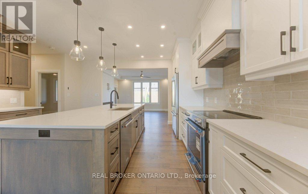 80 South Parkwood Boulevard, Woolwich, ON - Indoor Photo Showing Kitchen With Upgraded Kitchen