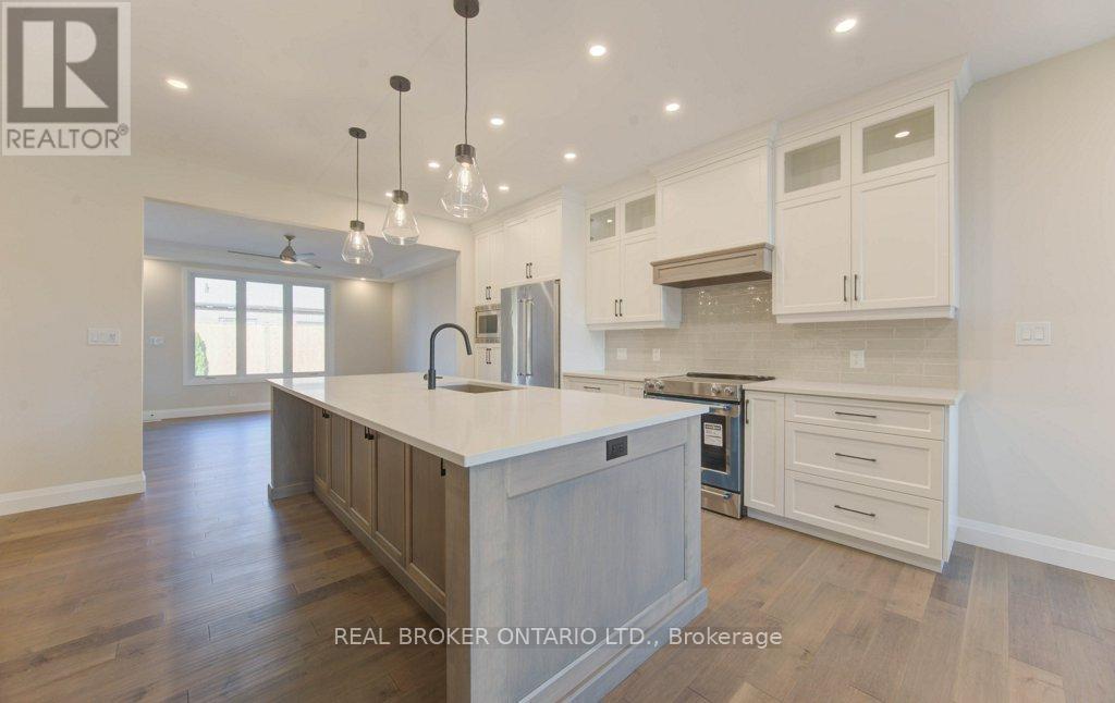 80 South Parkwood Boulevard, Woolwich, ON - Indoor Photo Showing Kitchen With Upgraded Kitchen