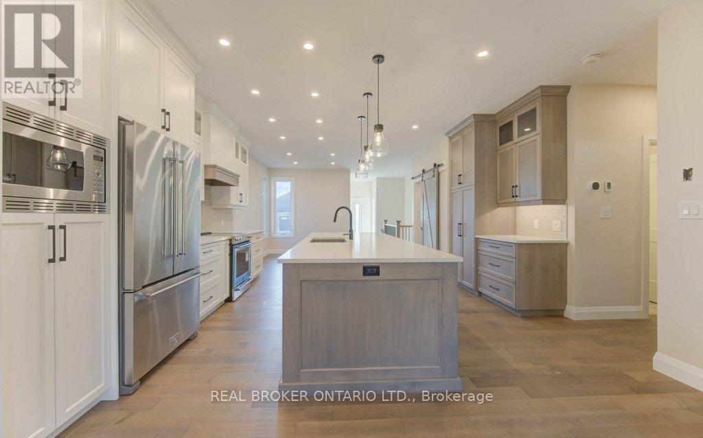 80 South Parkwood Boulevard, Woolwich, ON - Indoor Photo Showing Kitchen With Upgraded Kitchen