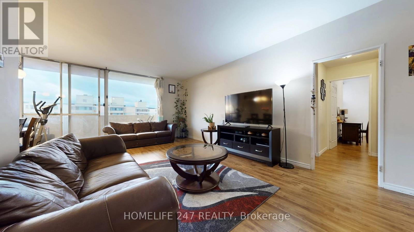 Ph 04 - 5 Massey Square, Toronto, ON - Indoor Photo Showing Living Room