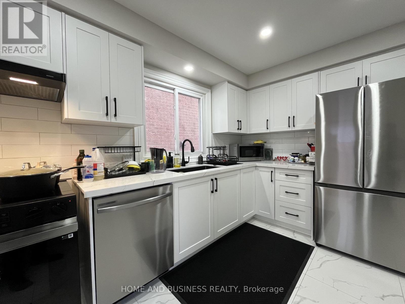 4327 Burnaby Court, Mississauga, ON - Indoor Photo Showing Kitchen