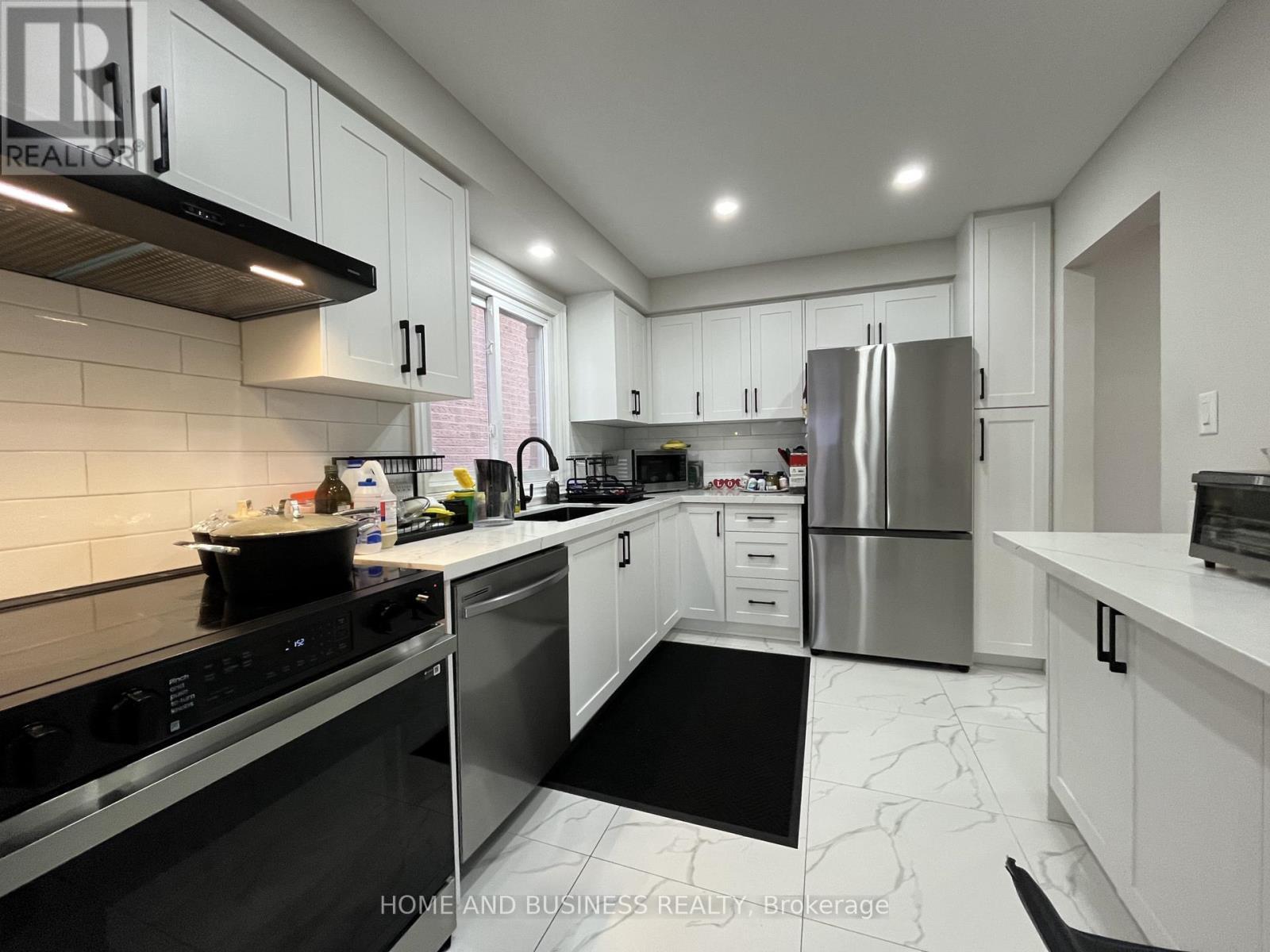 4327 Burnaby Court, Mississauga, ON - Indoor Photo Showing Kitchen