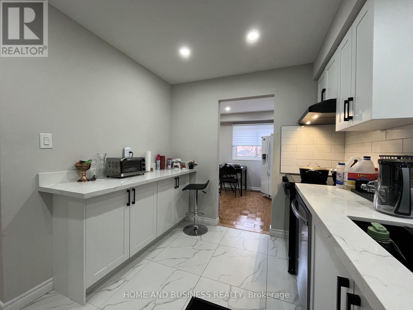 4327 Burnaby Court, Mississauga, ON - Indoor Photo Showing Kitchen