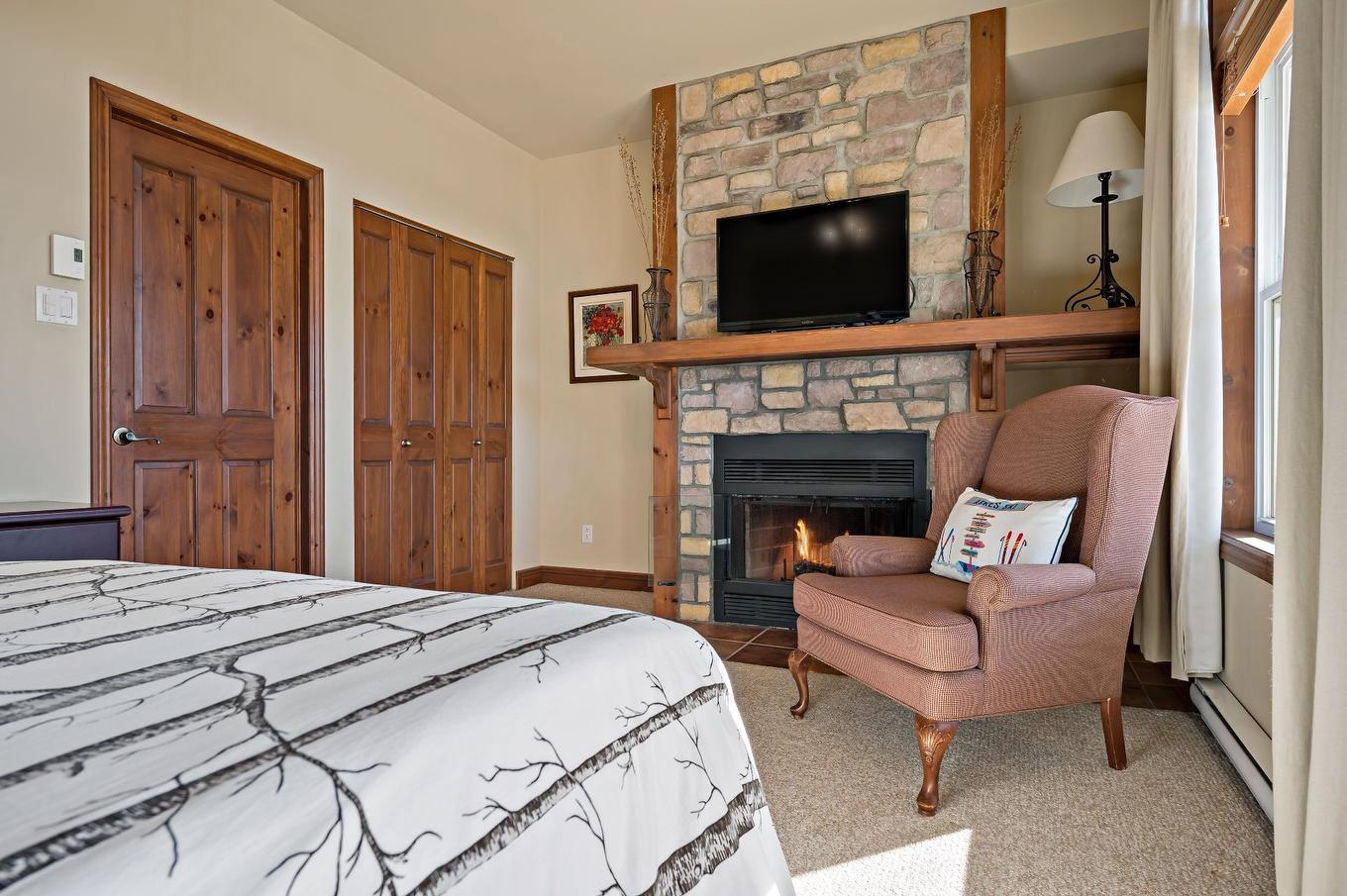 Bedroom - 4-175Z Rue Du Mont-Plaisant, Mont-Tremblant, QC - Indoor Photo Showing Bedroom With Fireplace
