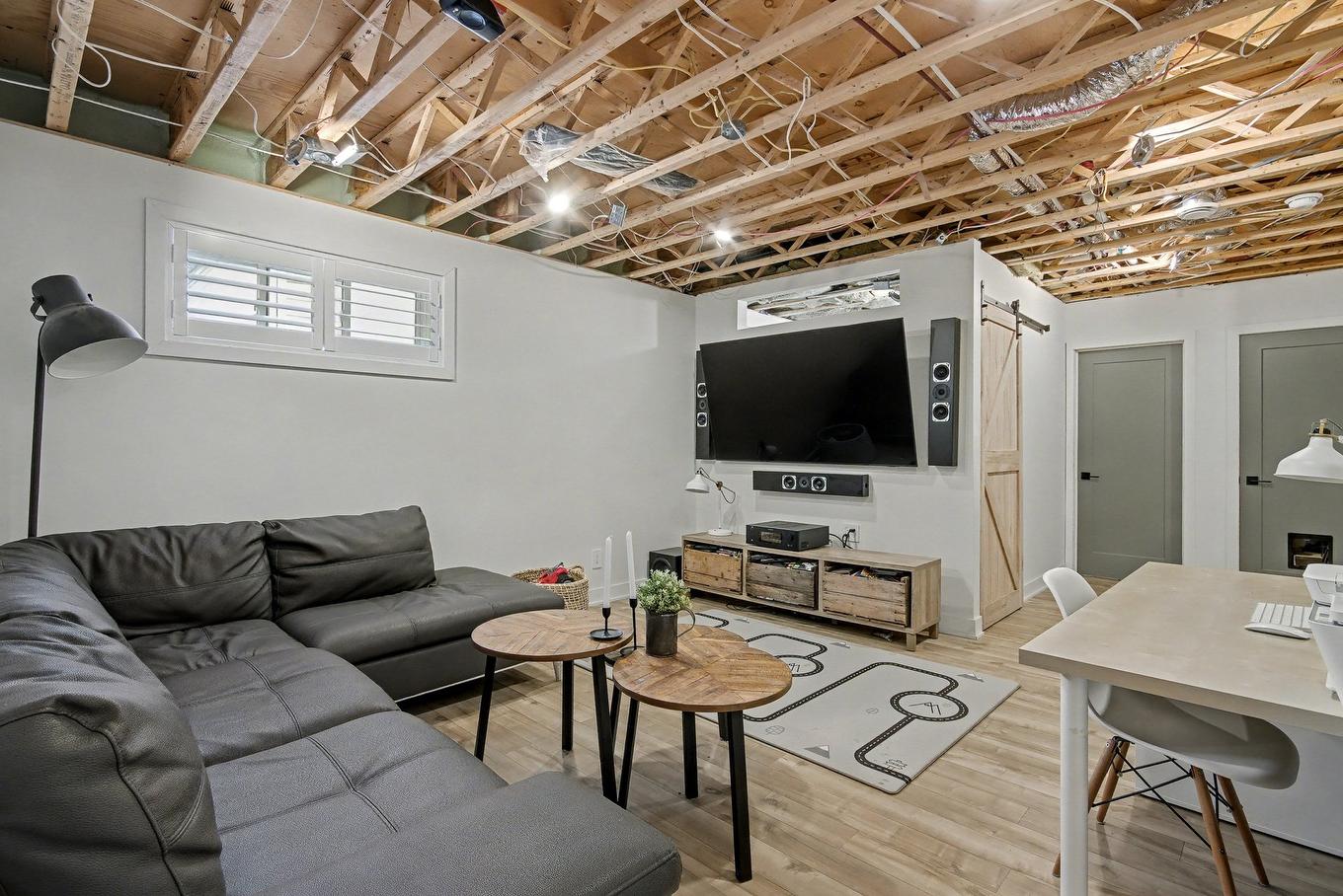 Salle familiale - 23 Rue Arcand, Saint-Jean-Sur-Richelieu, QC - Indoor