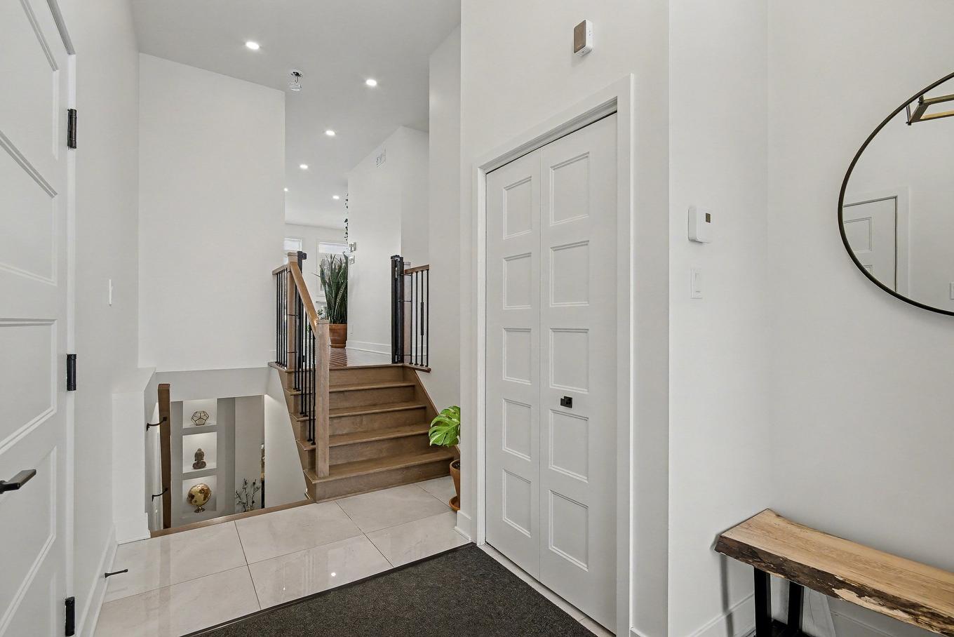 Hall d'entrée/Vestibule - 23 Rue Arcand, Saint-Jean-Sur-Richelieu, QC - Indoor Photo Showing Other Room