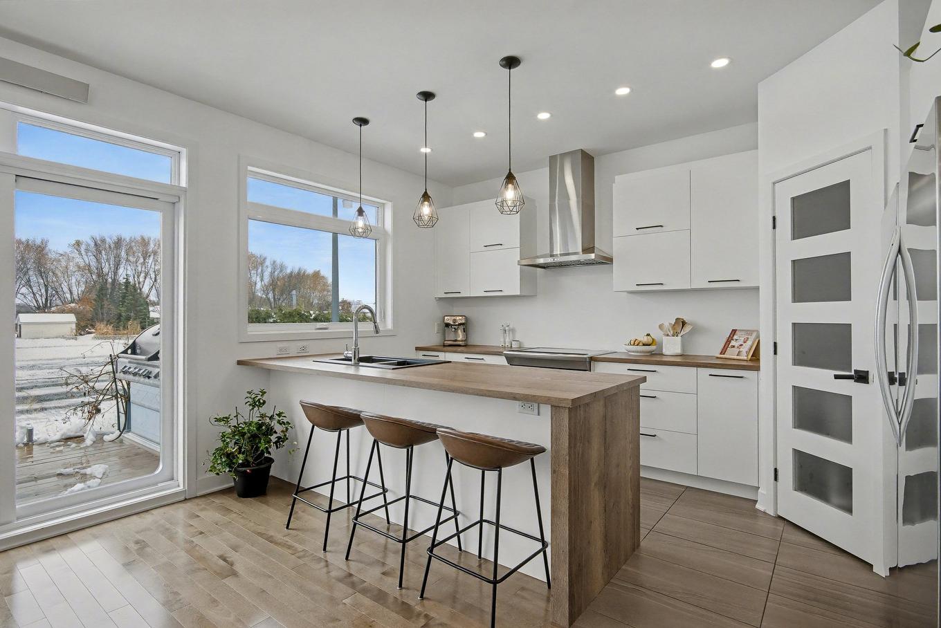 Cuisine - 23 Rue Arcand, Saint-Jean-Sur-Richelieu, QC - Indoor Photo Showing Kitchen With Upgraded Kitchen