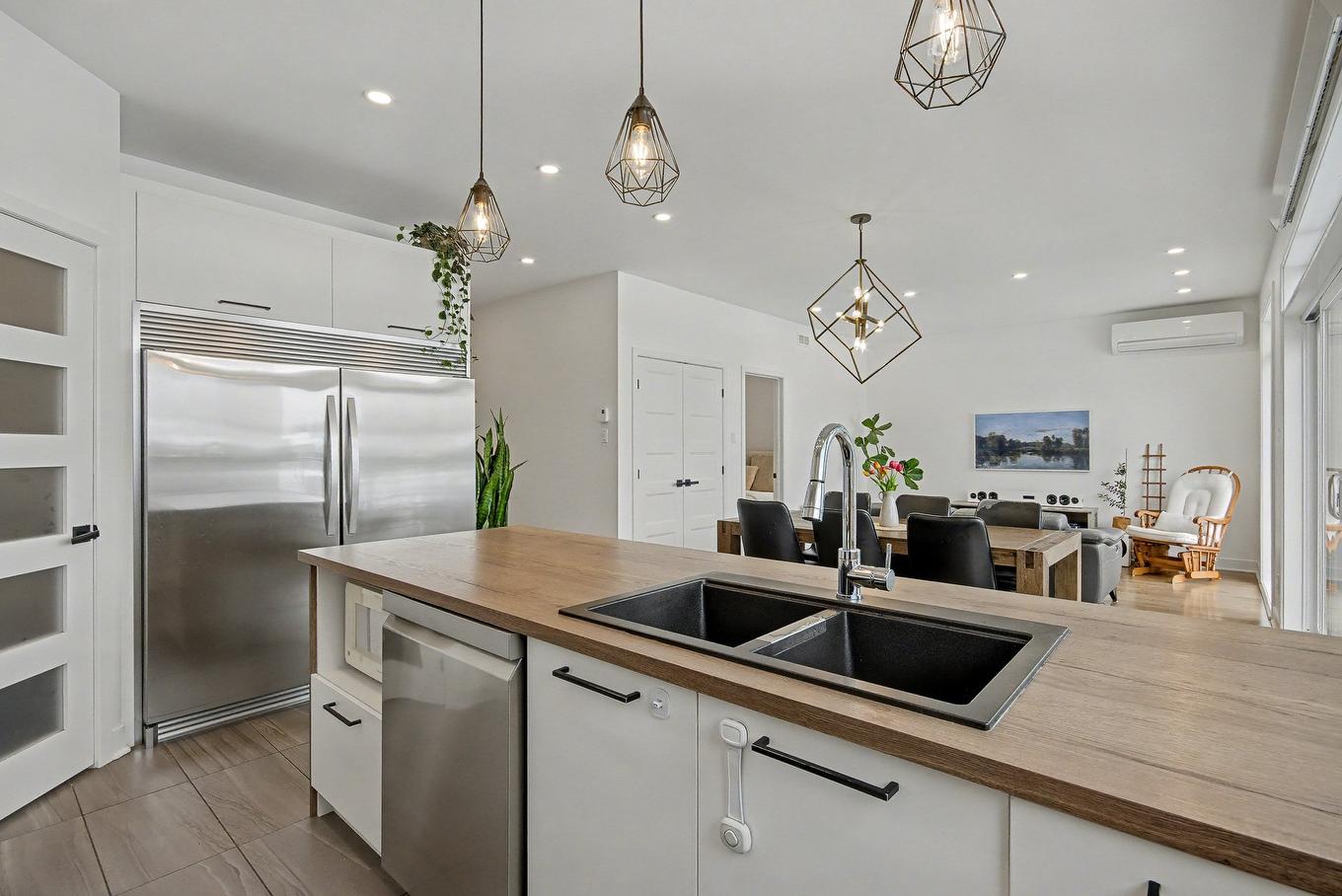 Cuisine - 23 Rue Arcand, Saint-Jean-Sur-Richelieu, QC - Indoor Photo Showing Kitchen With Double Sink