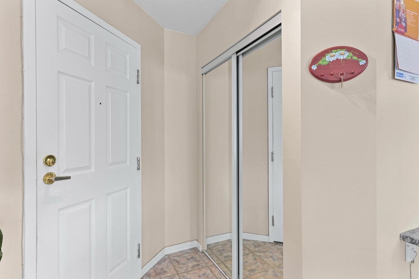 Hall d'entrée/Vestibule - 106-102 Crois. Richelieu, Châteauguay, QC - Indoor Photo Showing Other Room