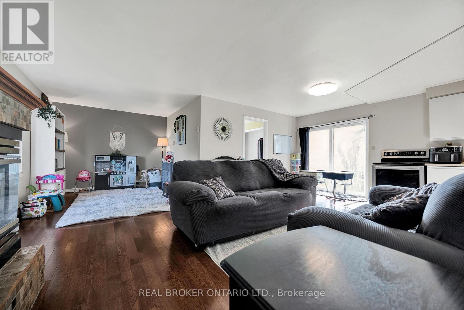 3766 Lobsinger Line, Wellesley, ON - Indoor Photo Showing Living Room