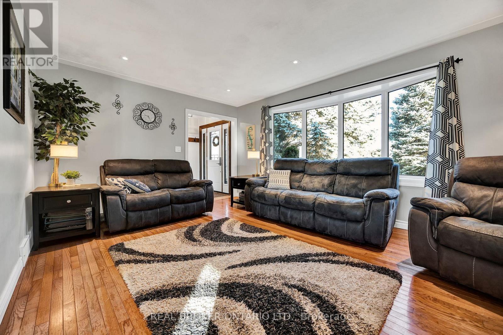 3766 Lobsinger Line, Wellesley, ON - Indoor Photo Showing Living Room