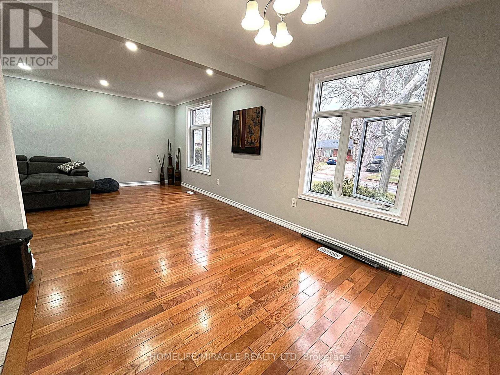 Uppers - Exclude Basement - 7043 Bonnie Street, Niagara Falls, ON - Indoor Photo Showing Other Room
