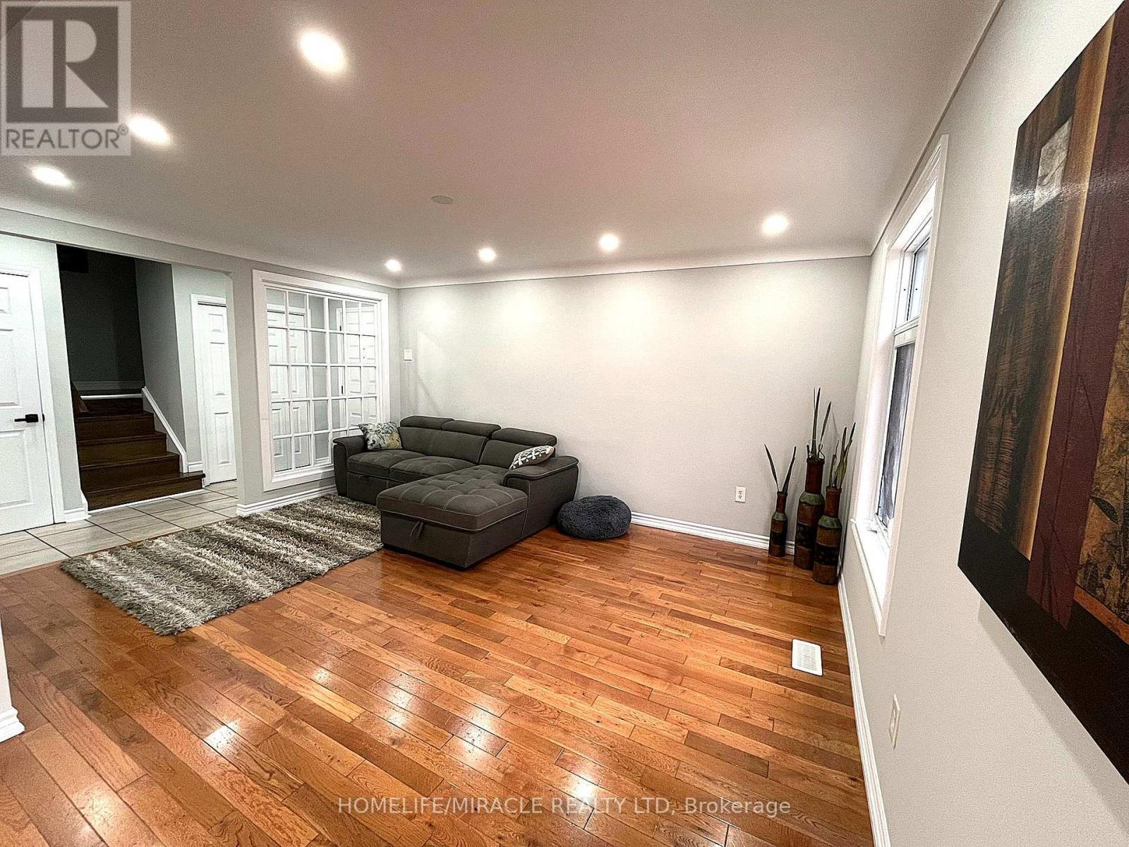 Uppers - Exclude Basement - 7043 Bonnie Street, Niagara Falls, ON - Indoor