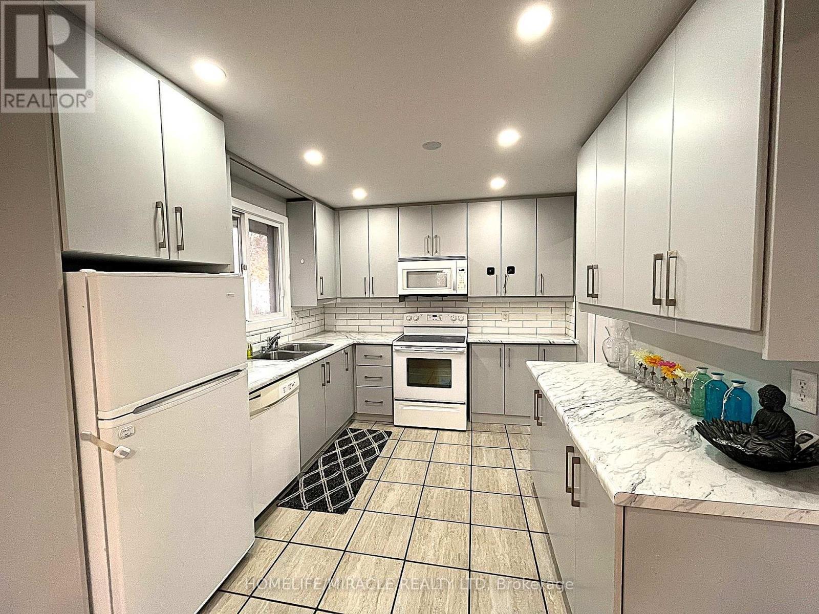 Uppers - Exclude Basement - 7043 Bonnie Street, Niagara Falls, ON - Indoor Photo Showing Kitchen With Double Sink