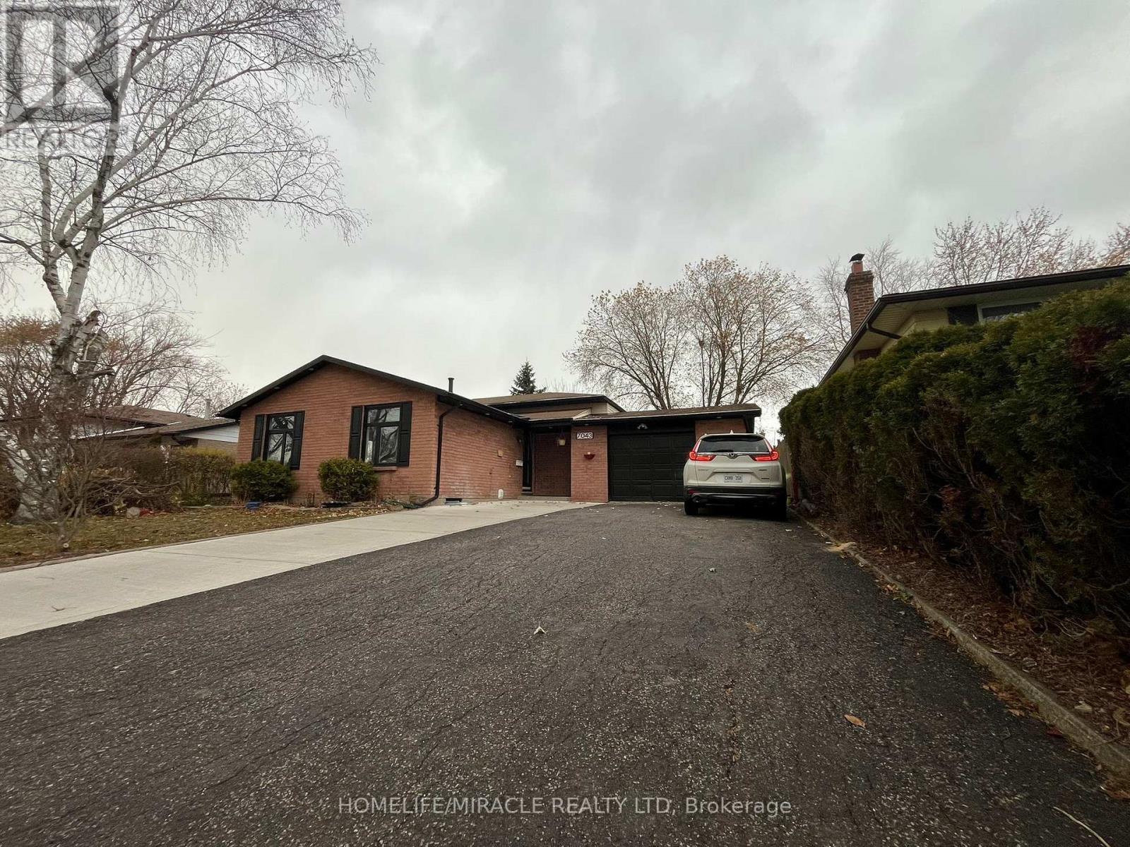 Uppers - Exclude Basement - 7043 Bonnie Street, Niagara Falls, ON - Outdoor