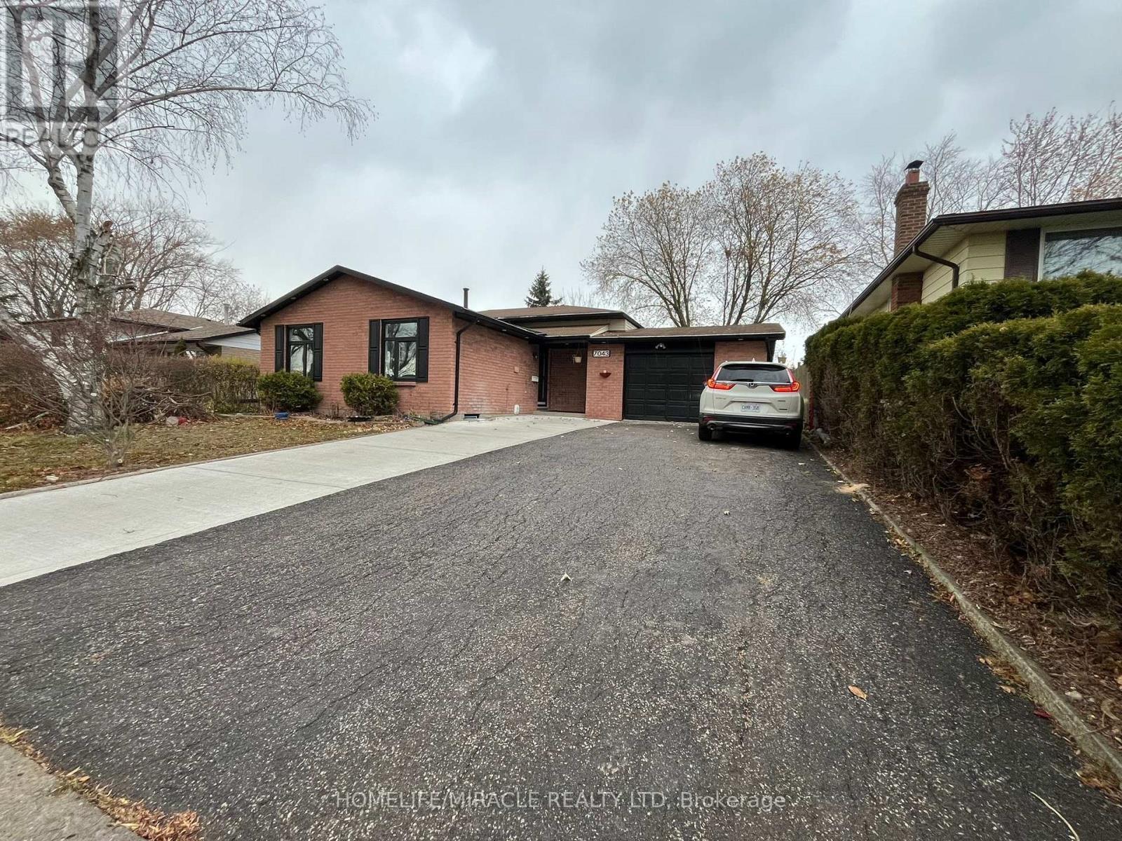 Uppers - Exclude Basement - 7043 Bonnie Street, Niagara Falls, ON - Outdoor