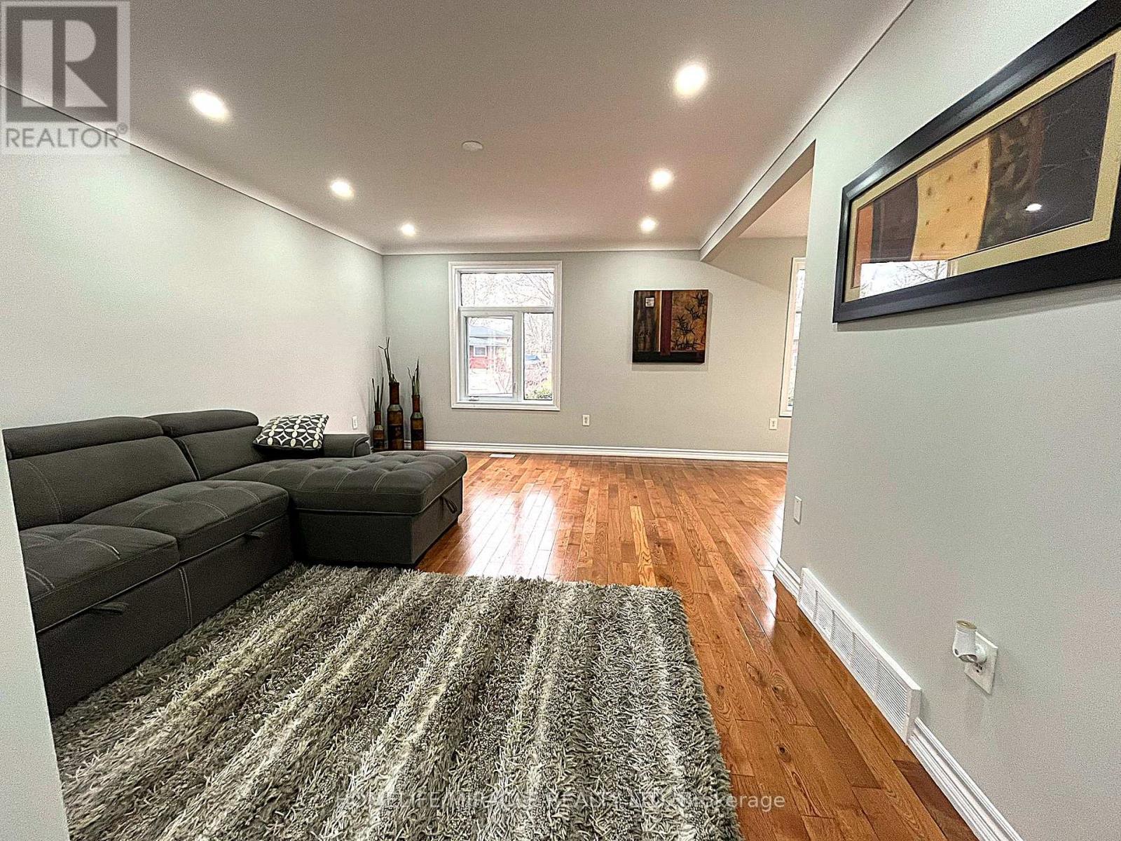 Uppers - Exclude Basement - 7043 Bonnie Street, Niagara Falls, ON - Indoor