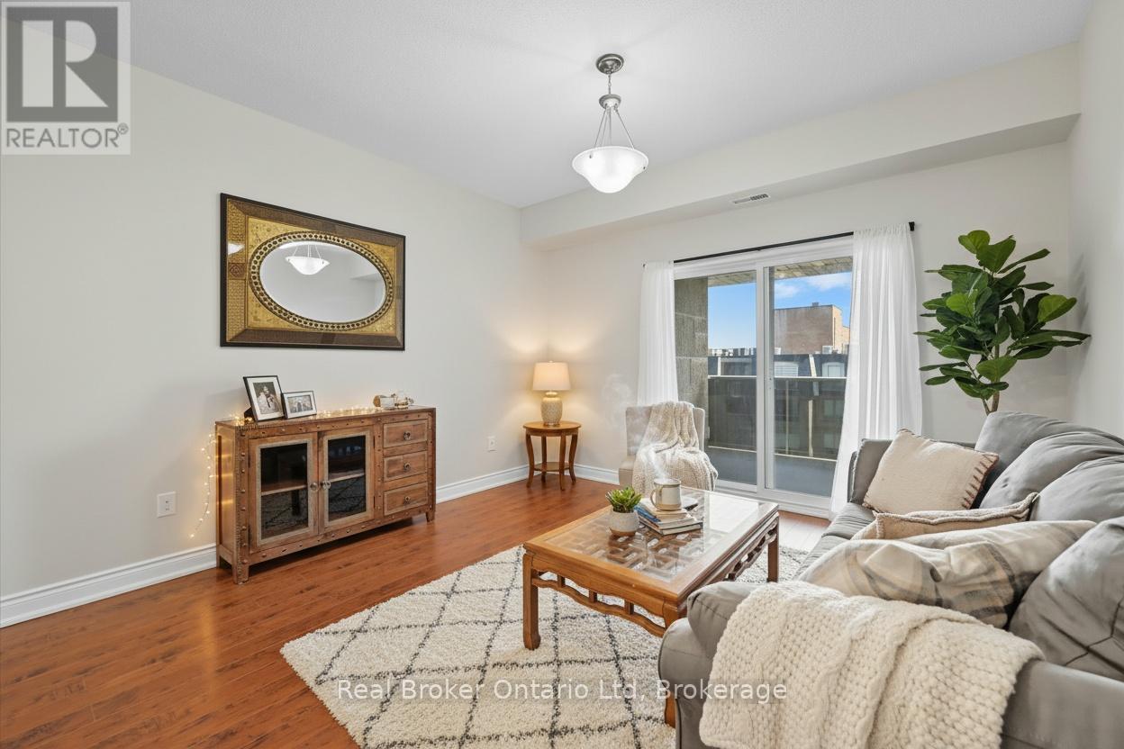 524 - 8111 Forest Glen Drive, Niagara Falls (Mt. Carmel), ON - Indoor Photo Showing Living Room